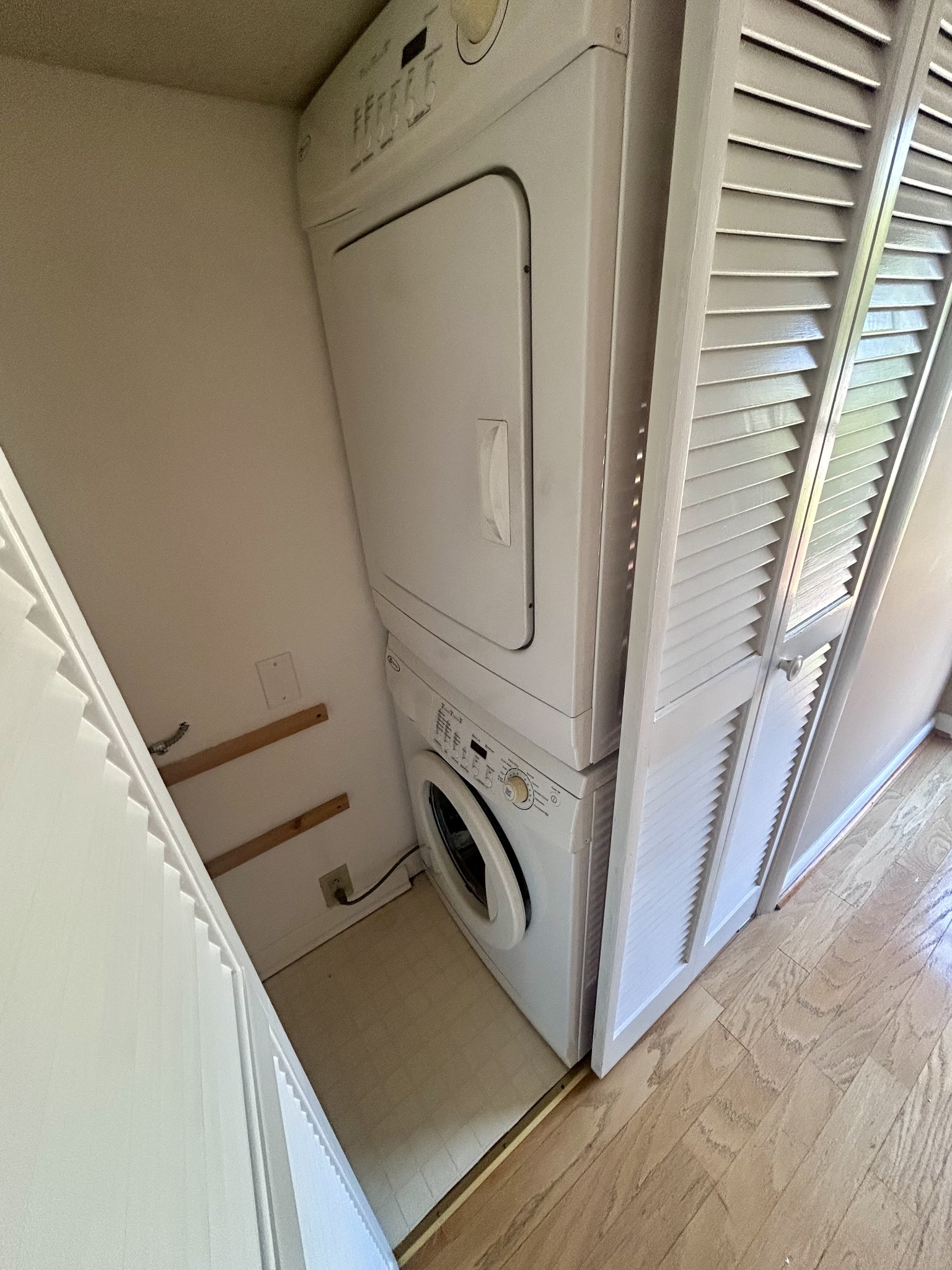 1900 Richard Jones Road, Unit D2 Nashville, TN 37215 - Photo 7 of 7 a view of a utility room with washer and dryer