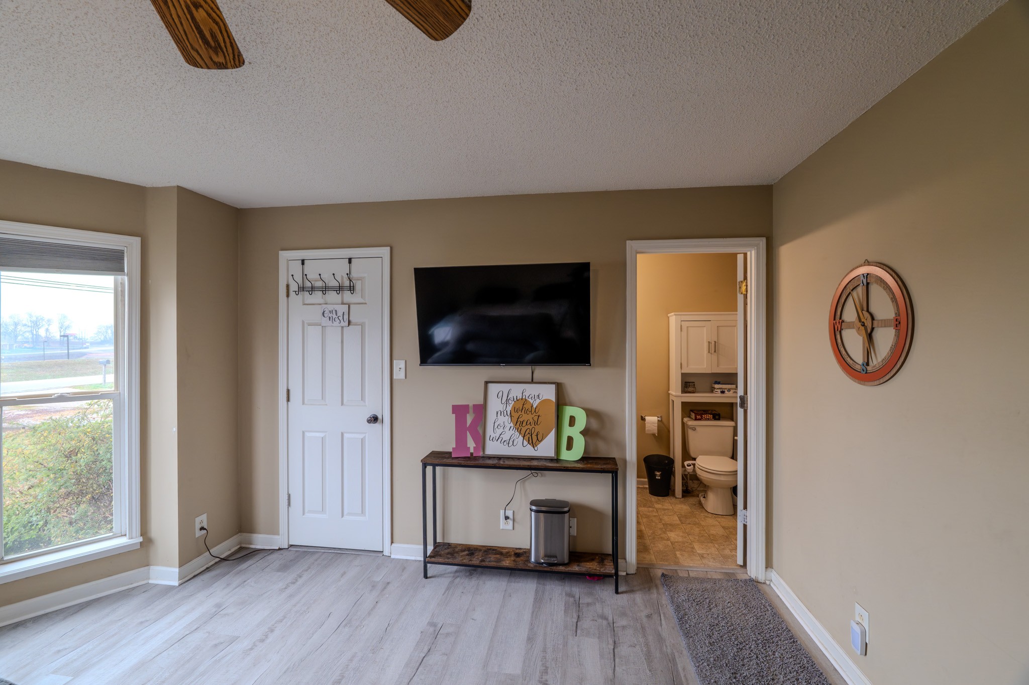 1735 Hazelwood Road Clarksville, TN 37042 - Photo 7 of 23 a living room with furniture and a flat screen tv