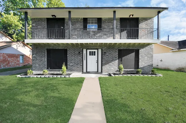 a front view of house with yard