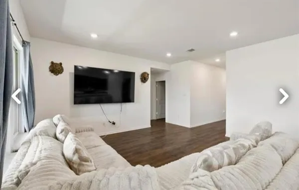 $2,100 | 1111 Fairbanks Drive, Ennis, TX 75119