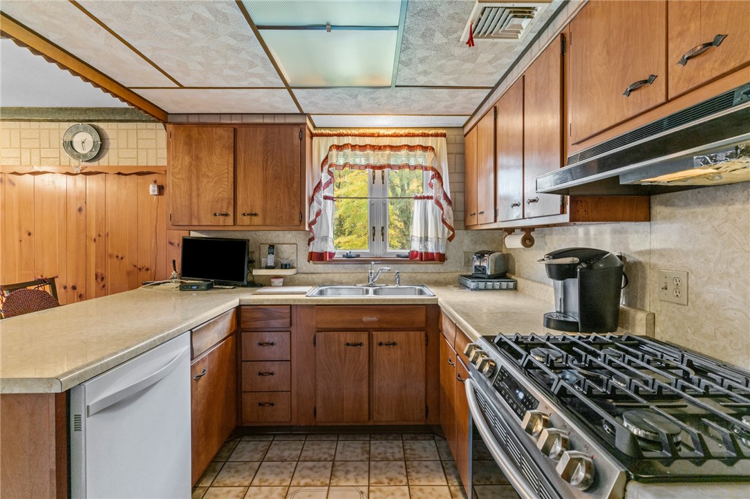 4 Long Pond Road Coventry, RI 02816 - Photo 23 of 36