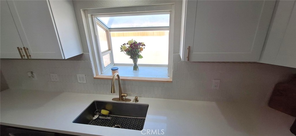 14822 Crofton Lane Helendale, CA 92342 - Photo 13 of 33 a room with a window