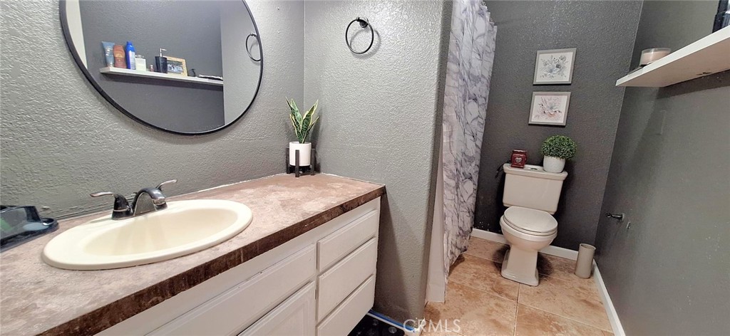 14822 Crofton Lane Helendale, CA 92342 - Photo 28 of 33 a bathroom with a toilet mirror and toilet