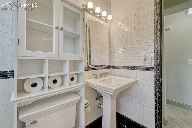 a view of livingroom with furniture and a ceiling fan