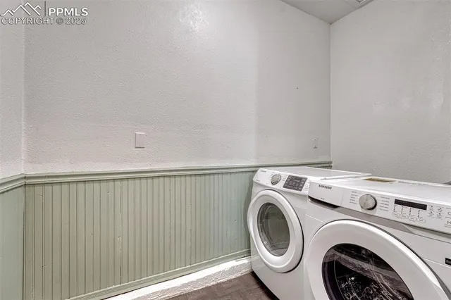 a view of a pathway with a yard