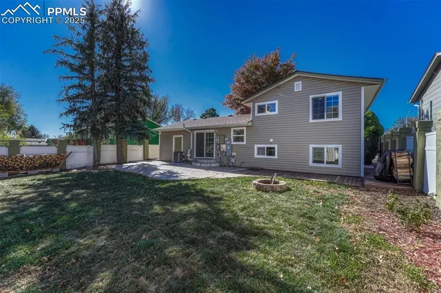 a view of a house with a backyard