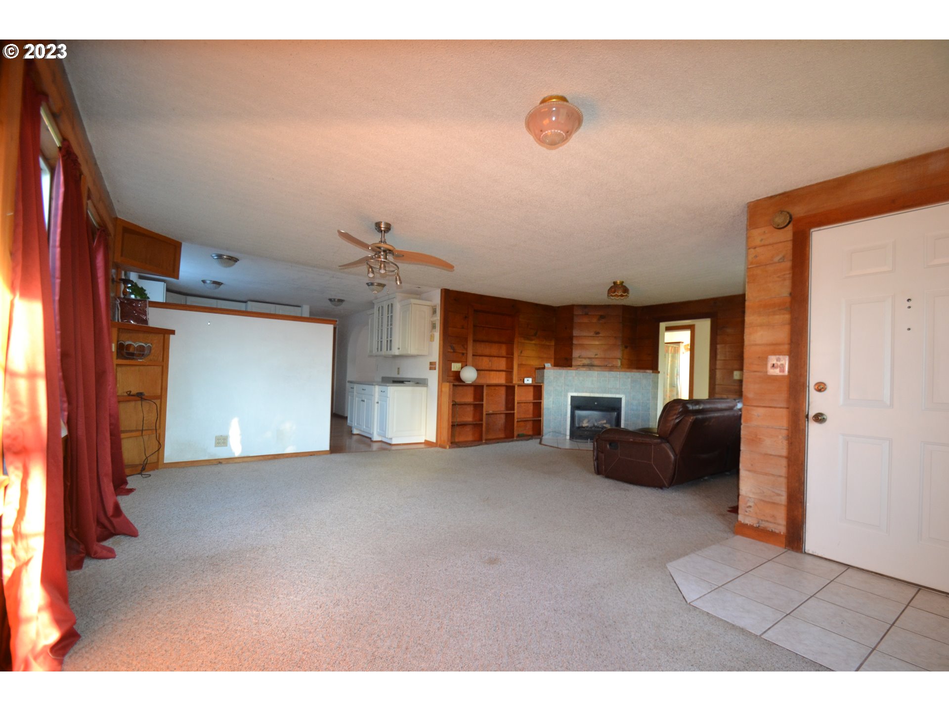 1985 Roseburg Road Myrtle Point, OR 97458 - Photo 10 of 29 a view of a livingroom with furniture and windows