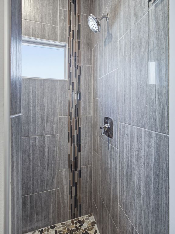 1125 Walton Lane, Unit D Austin, TX 78721 - Photo 18 of 34 a bathroom with a shower