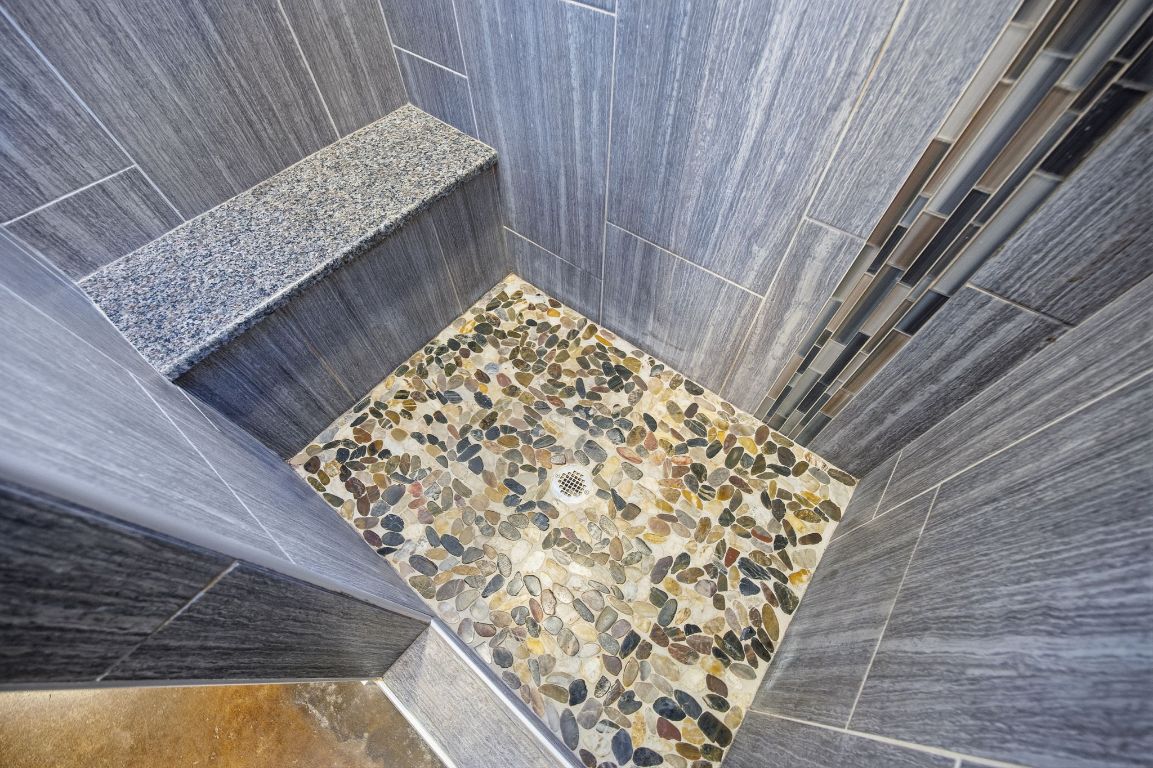 1125 Walton Lane, Unit D Austin, TX 78721 - Photo 19 of 34 a view of bathroom