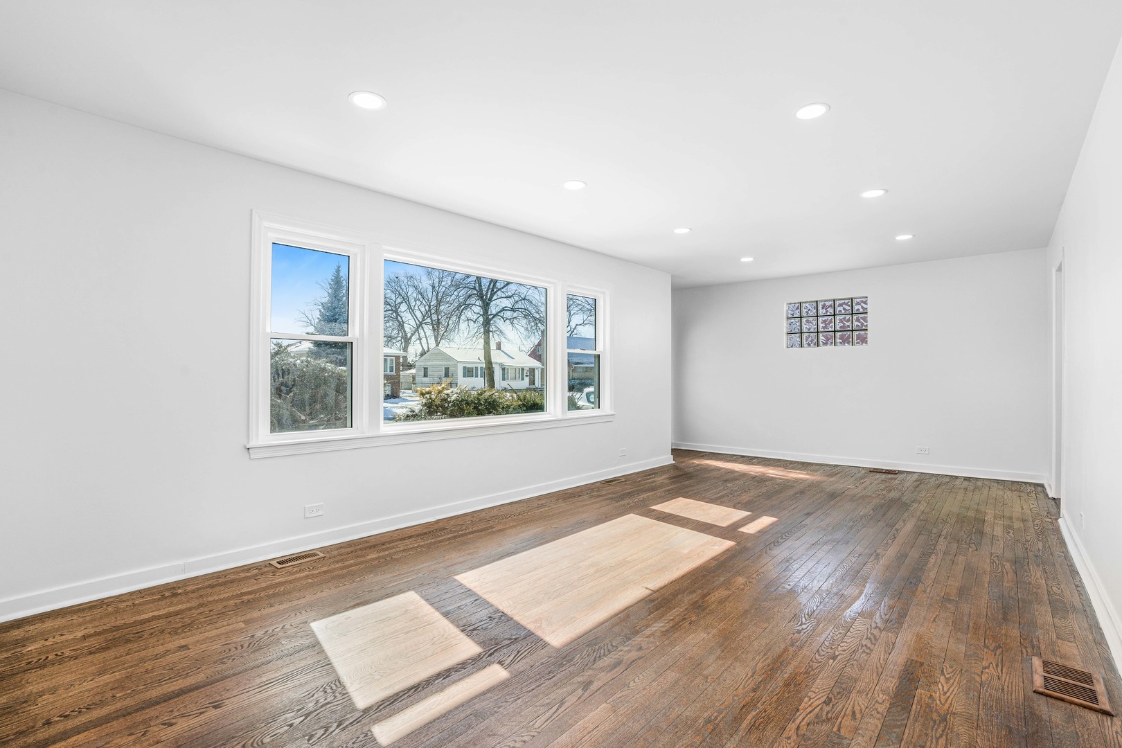 8110 46th Street Lyons, IL 60534 - Photo 9 of 26 a view of an empty room and window