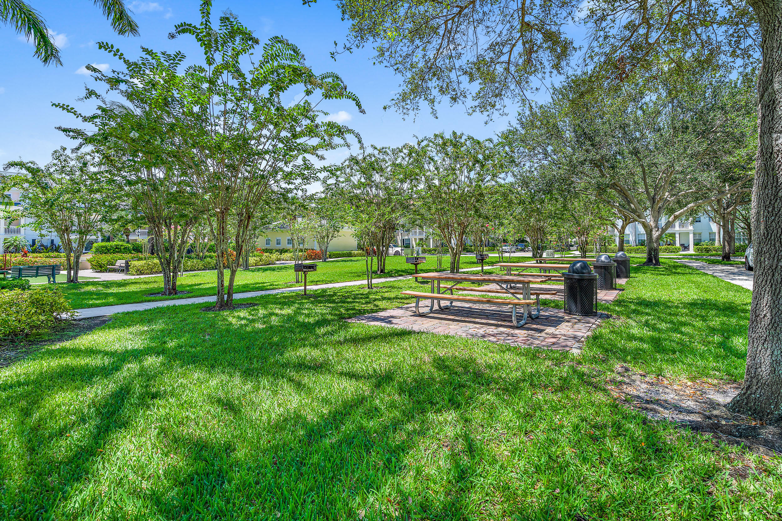 225 Murcia Drive, Unit 201 Jupiter, FL 33458 - Photo 27 of 42 a garden view with a sitting space