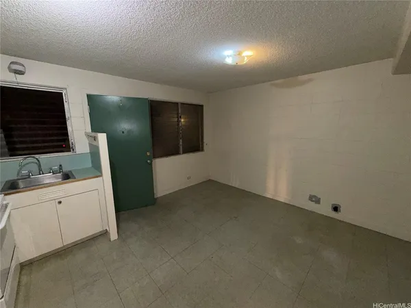 $1,100 | 818 University Avenue, Unit 5, Honolulu, HI 96826
