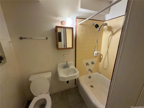 $1,100 | 818 University Avenue, Unit 5, Honolulu, HI 96826