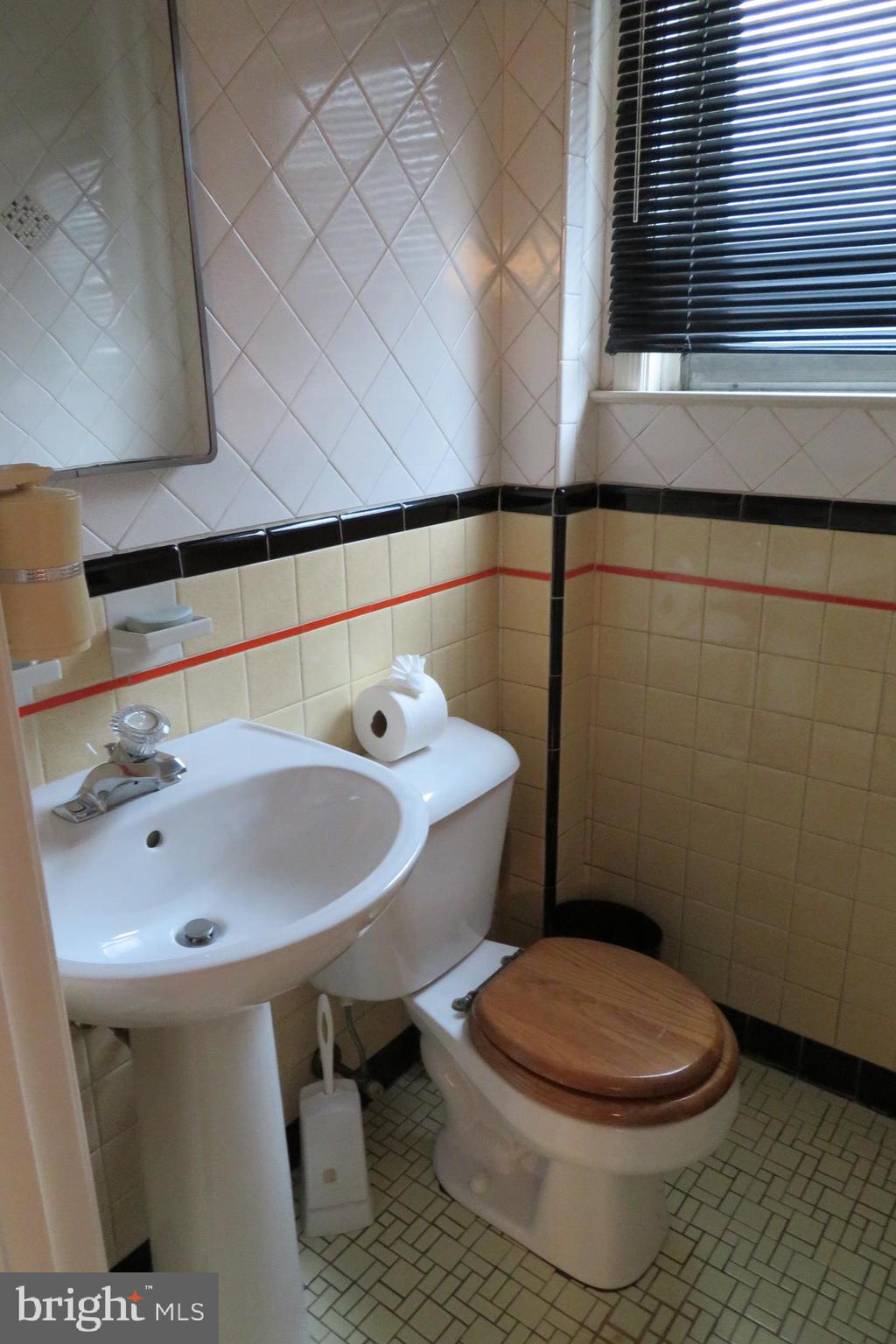 633 Ashmead Road Cheltenham, PA 19012 - Photo 13 of 40 First floor powder room