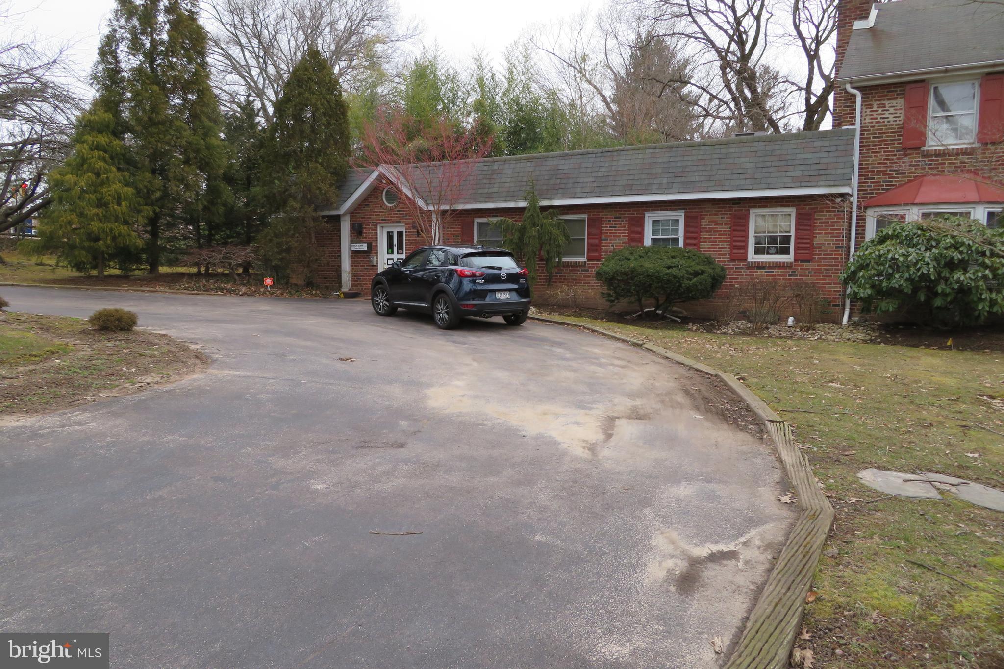 633 Ashmead Road Cheltenham, PA 19012 - Photo 4 of 40 Off street parking and circular drive.