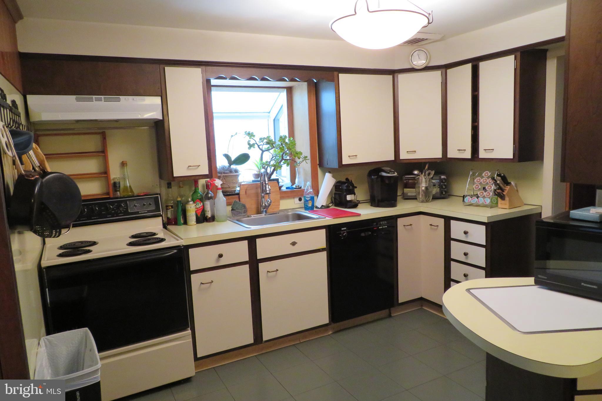 633 Ashmead Road Cheltenham, PA 19012 - Photo 10 of 40 Large eat in kitchen.