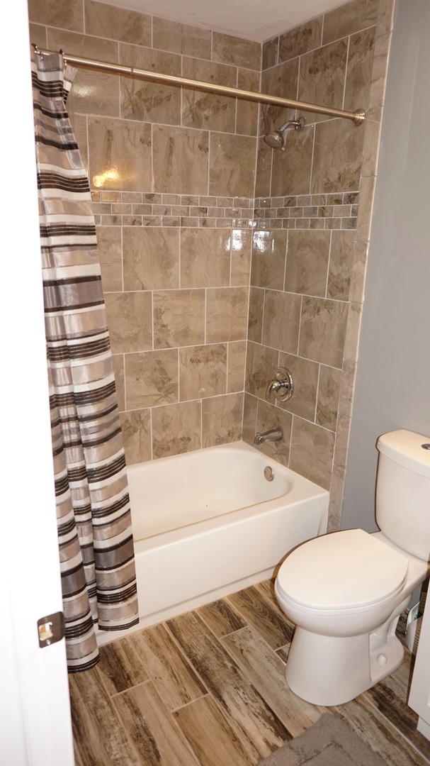 5740 Timberlane Road Matteson, IL 60443 - Photo 11 of 17 a bathroom with a toilet and a bathtub