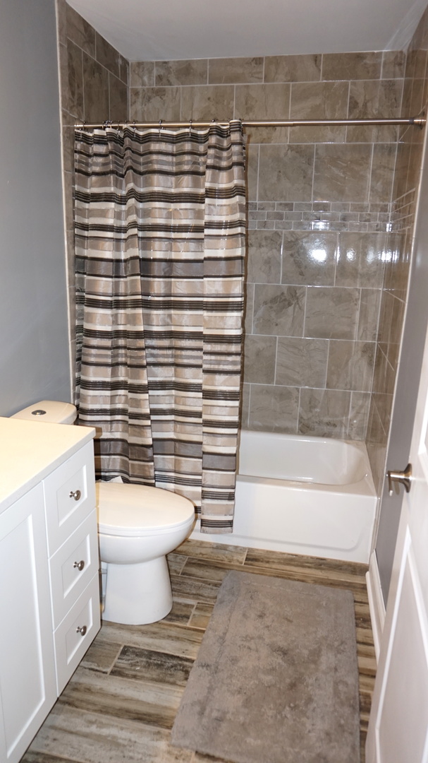 5740 Timberlane Road Matteson, IL 60443 - Photo 16 of 17 a bathroom with a toilet a sink and bathtub