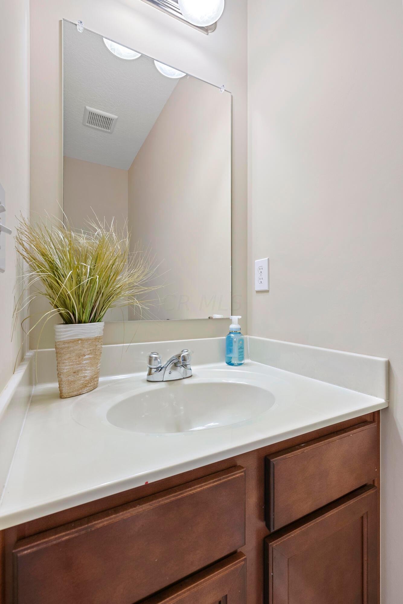 502 Eagle Walk Road Delaware, OH 43015 - Photo 17 of 40 Half Bathroom