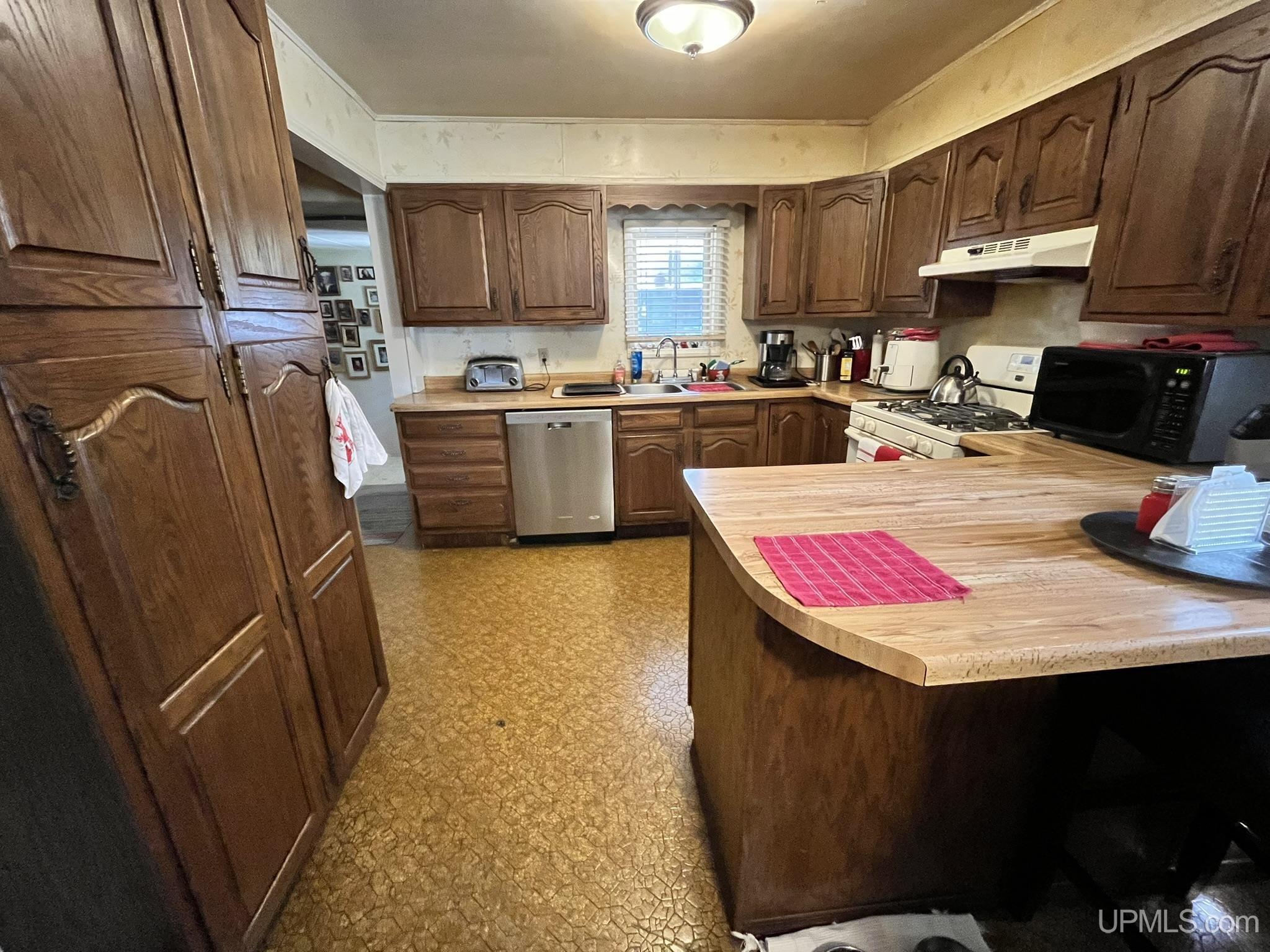 943 Shunk Road Manistique, MI 49854 - Photo 4 of 43 Gallery Image 4