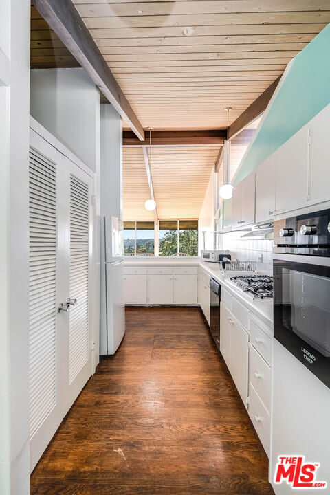 3557 Serra Road Malibu, CA 90265 - Photo 17 of 32 a view of a kitchen with a stove
