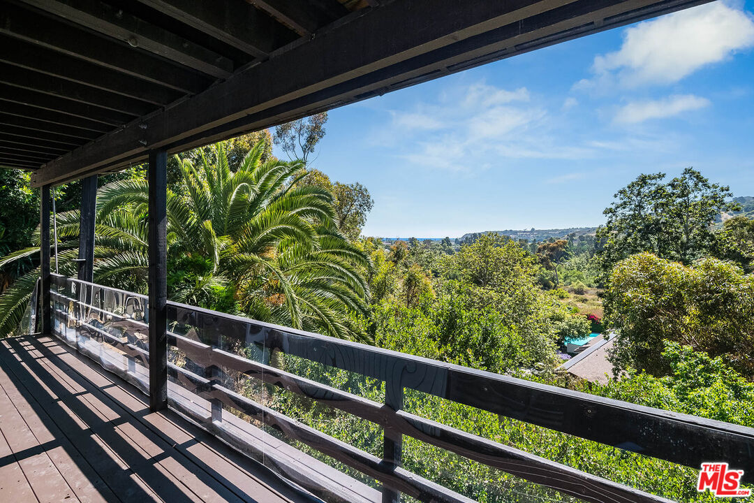3557 Serra Road Malibu, CA 90265 - Photo 23 of 32 a view of a balcony