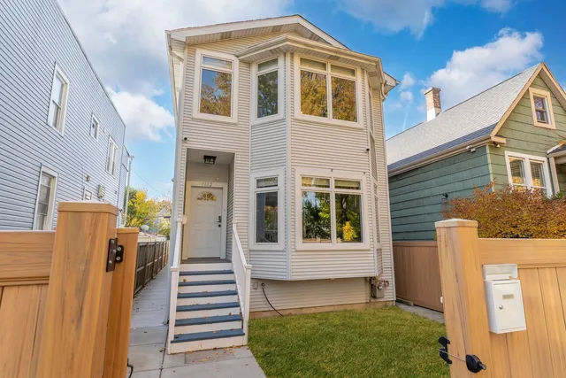 $690,900 | 4602 North Kelso Avenue, Chicago, IL 60630