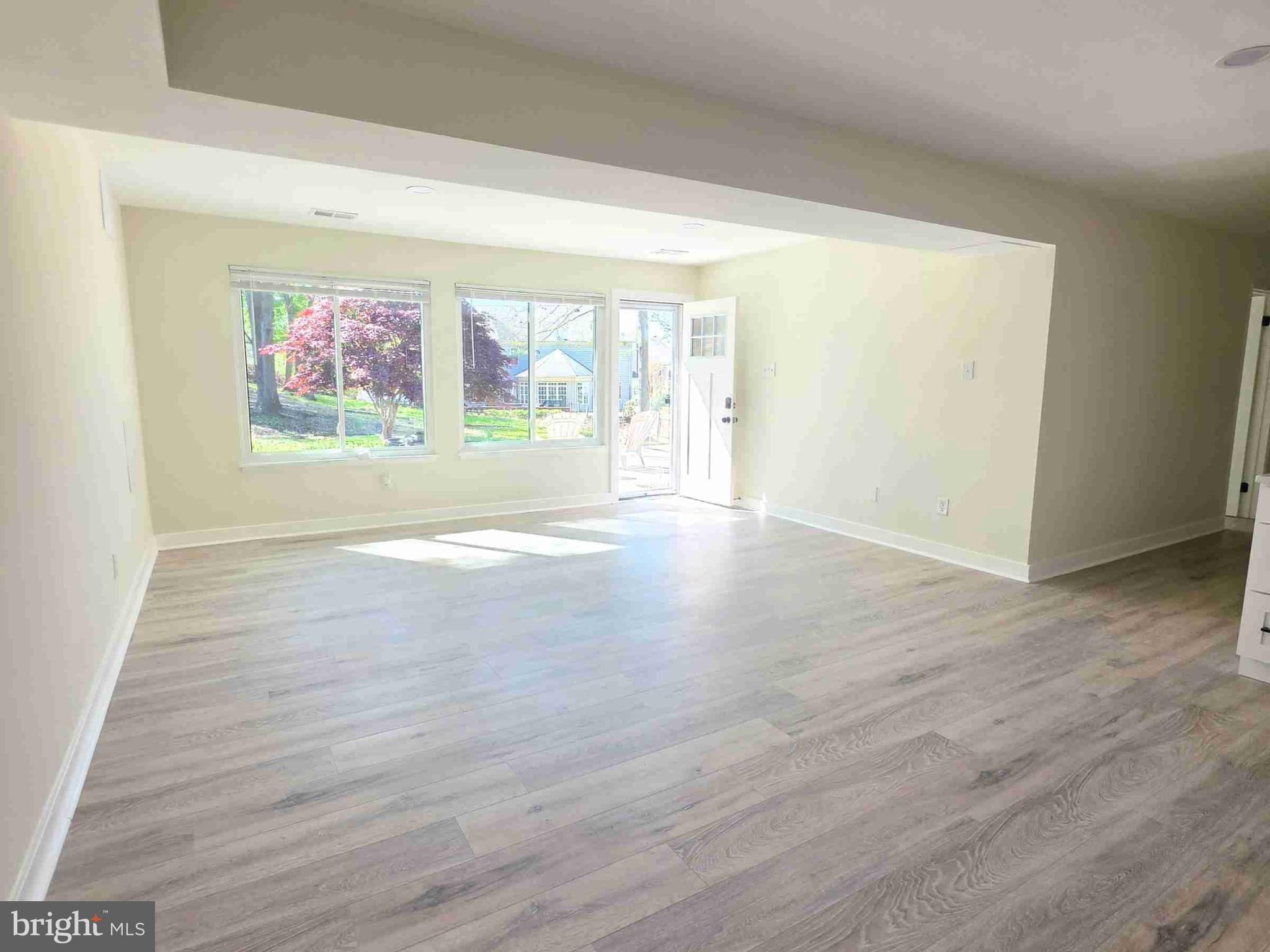 8229 Cagle Road Fort Washington, MD 20744 - Photo 3 of 21 LIVINGROOM SPACE