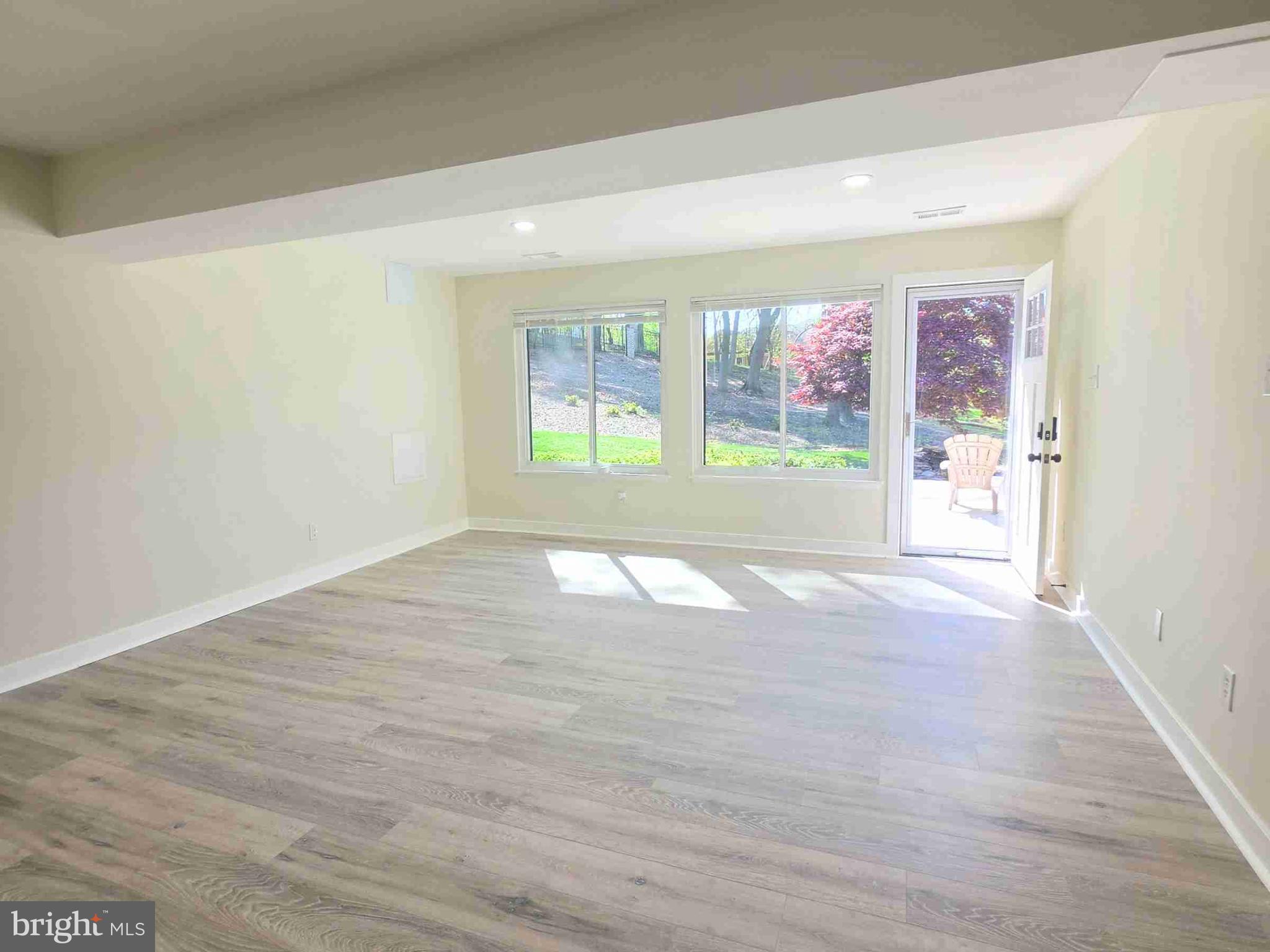 8229 Cagle Road Fort Washington, MD 20744 - Photo 4 of 21 LIVINGROOM SPACE