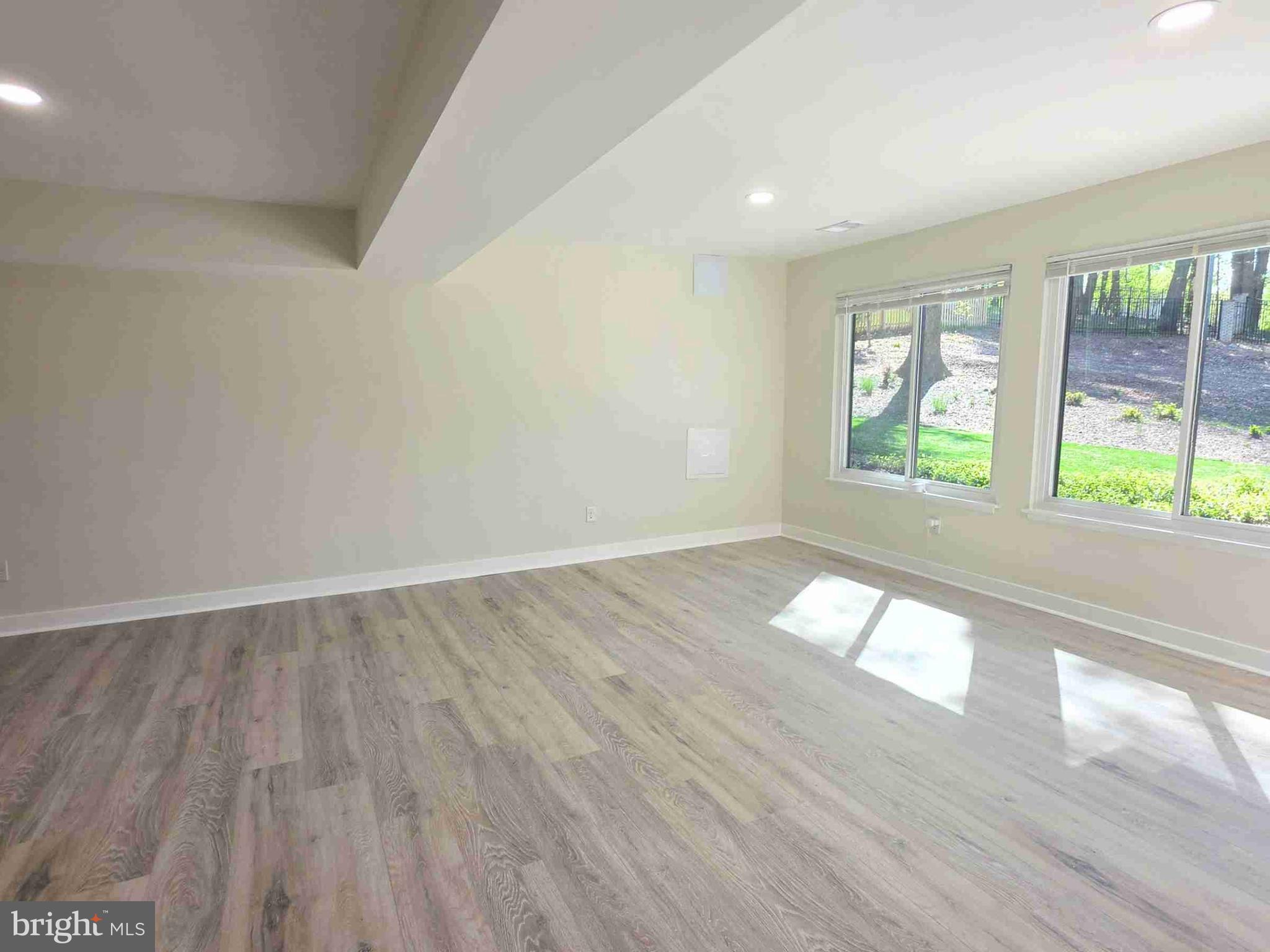 8229 Cagle Road Fort Washington, MD 20744 - Photo 5 of 21 LIVINGROOM SPACE