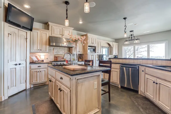 $835,000 | 8417 County Road 6940, Lubbock, TX 79407