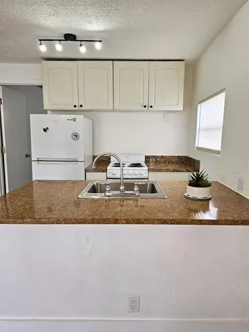 $1,500 | 700 Northwest 9th Avenue, Pompano Beach, FL 33060