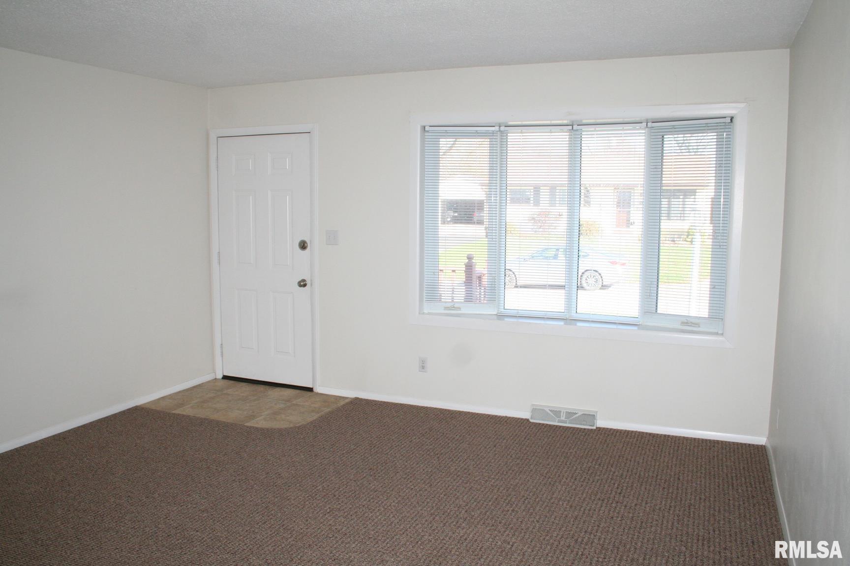 3026 Hyperion Road Bettendorf, IA 52722 - Photo 4 of 8 Gallery Image 4