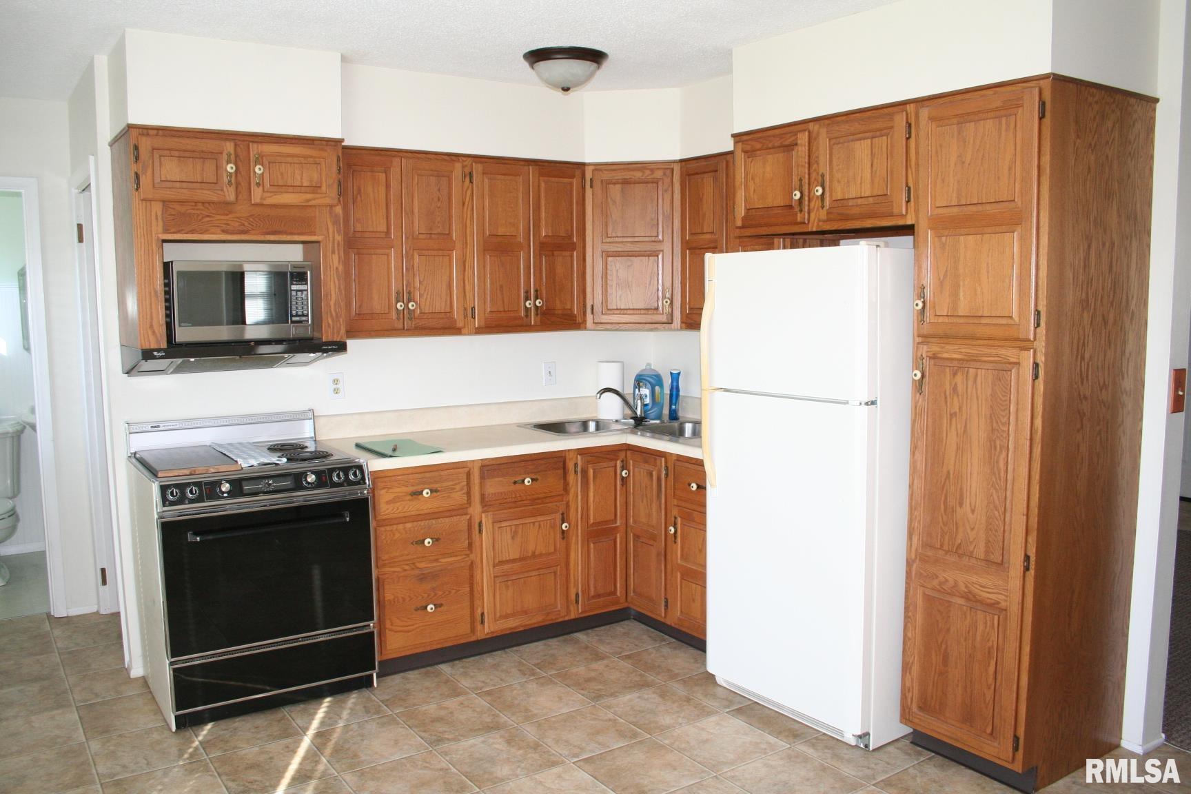 3026 Hyperion Road Bettendorf, IA 52722 - Photo 5 of 8 Gallery Image 5