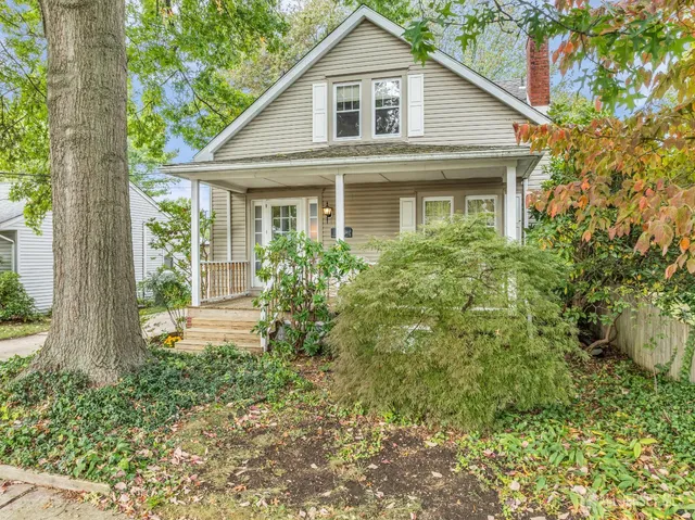 a view of a house with backyard