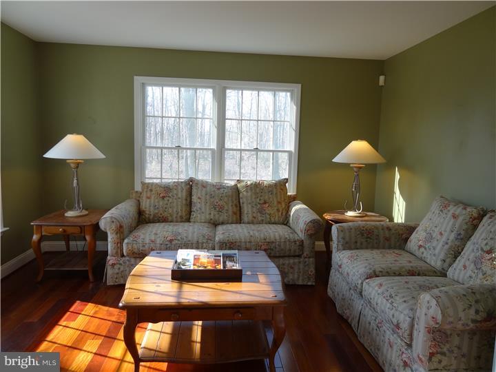 135 Oak Leaf Road Berlin, NJ 08009 - Photo 4 of 24 Living Room