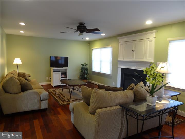 135 Oak Leaf Road Berlin, NJ 08009 - Photo 7 of 24 Family Room