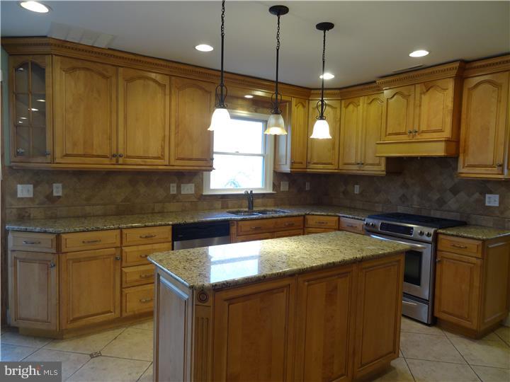 135 Oak Leaf Road Berlin, NJ 08009 - Photo 9 of 24 Kitchen