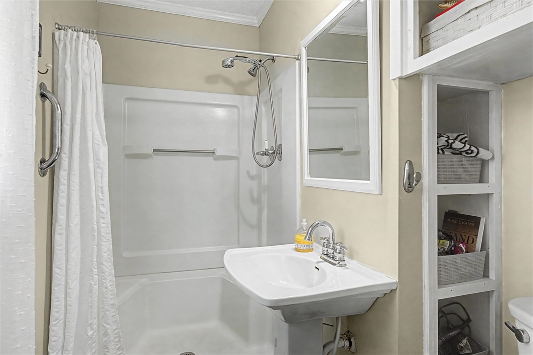 305 Clearview Drive Anderson, SC 29625 - Photo 16 of 35 Primary bath with step in shower.