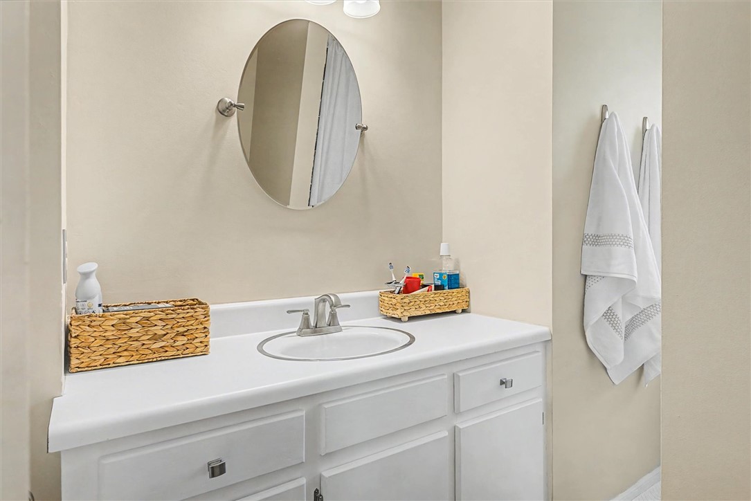 305 Clearview Drive Anderson, SC 29625 - Photo 21 of 35 Hall bathroom