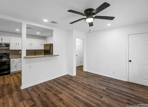 $1,400 | 122 Stolnet Street, San Antonio, TX 78220