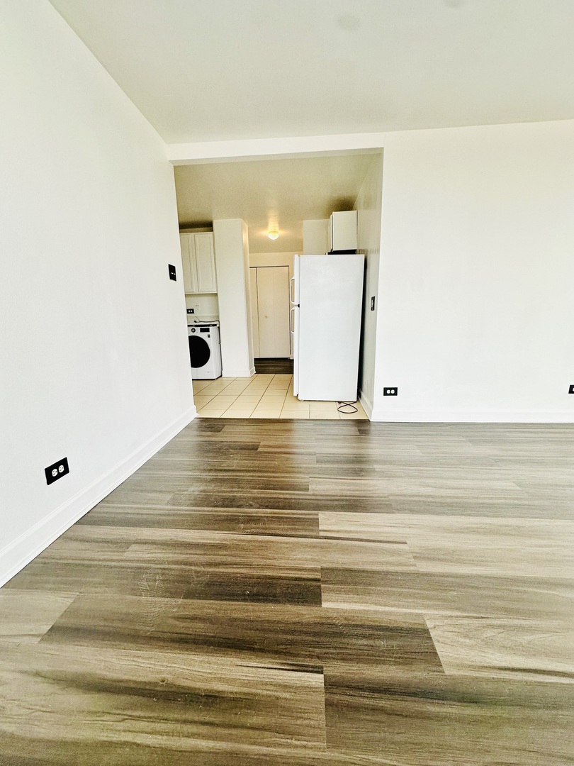 345 East Eastgate Place, Unit 602 Chicago, IL 60616 - Photo 6 of 13 a view of a room