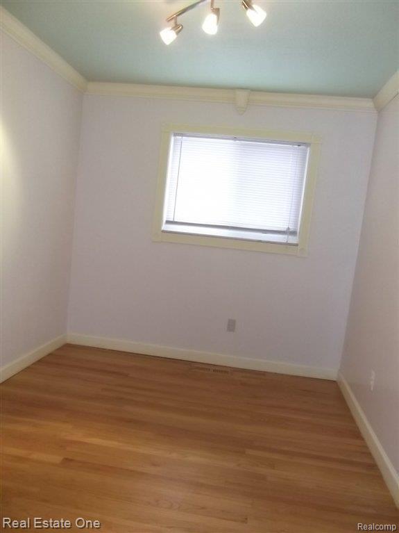 6048 Waldon Road Clarkston, MI 48346 - Photo 12 of 17 h/w in all bedrooms