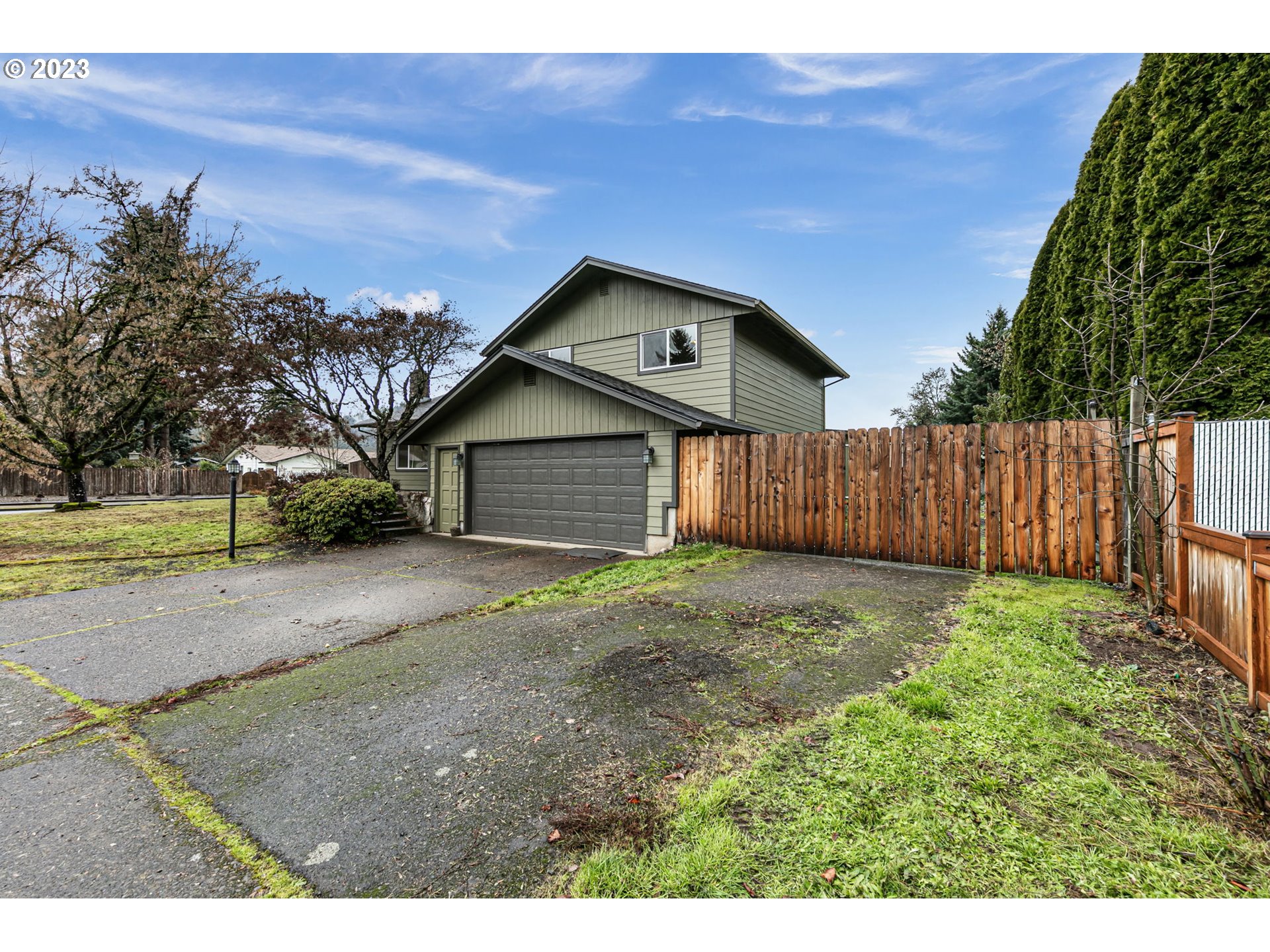 788 70th Street Springfield, OR 97478 - Photo 3 of 39 a house view with a outdoor space
