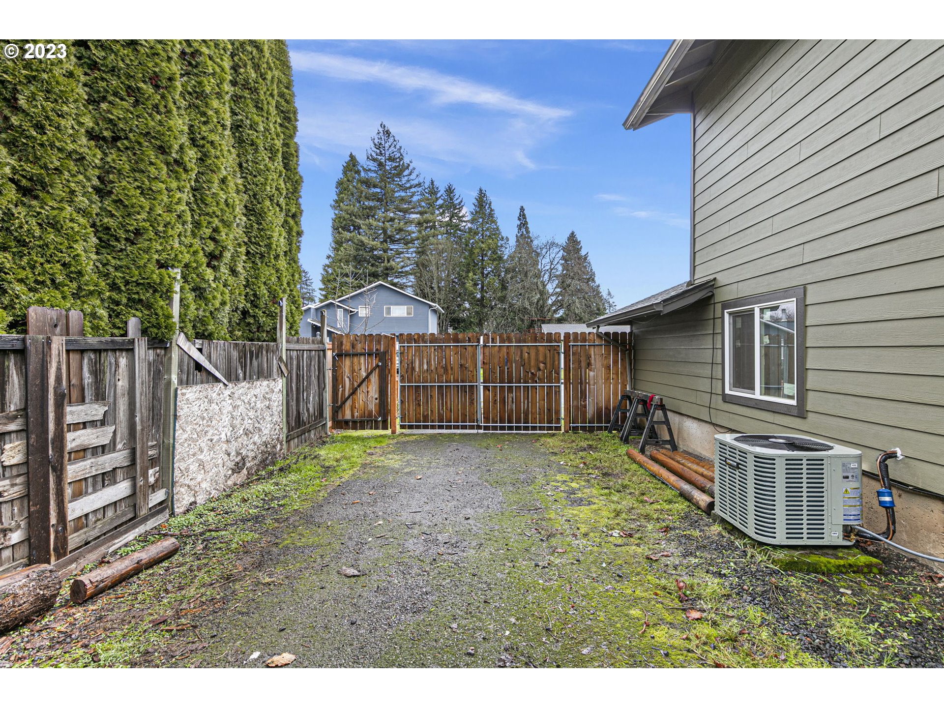 788 70th Street Springfield, OR 97478 - Photo 37 of 39 a view of a backyard with wooden fence and a large tree