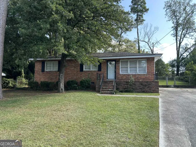 a view of a house with a yard