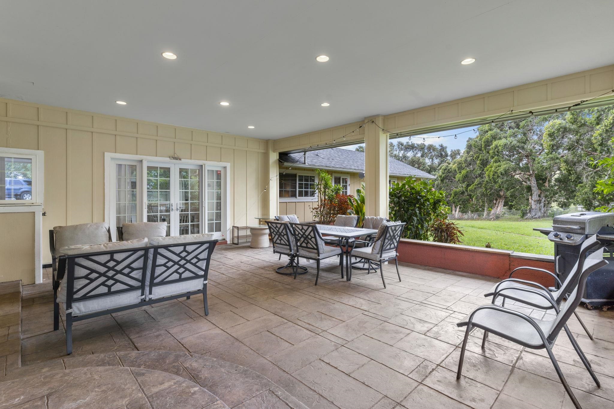 1515 Kaupakalua Road Haiku, HI 96708 - Photo 9 of 45 a living room with furniture and a floor to ceiling window