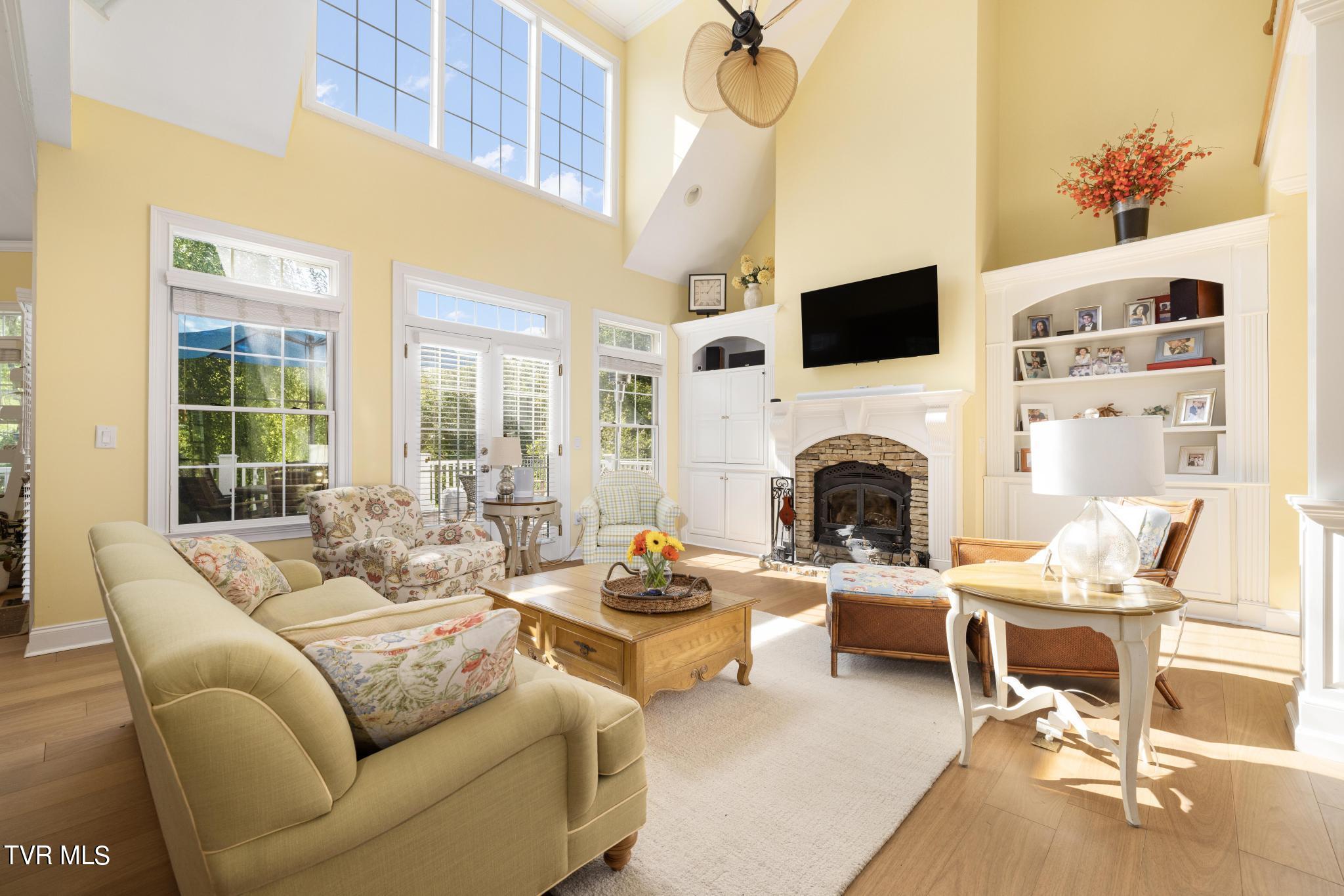 1031 Willows Trace Drive Johnson City, TN 37601 - Photo 18 of 83 Living room