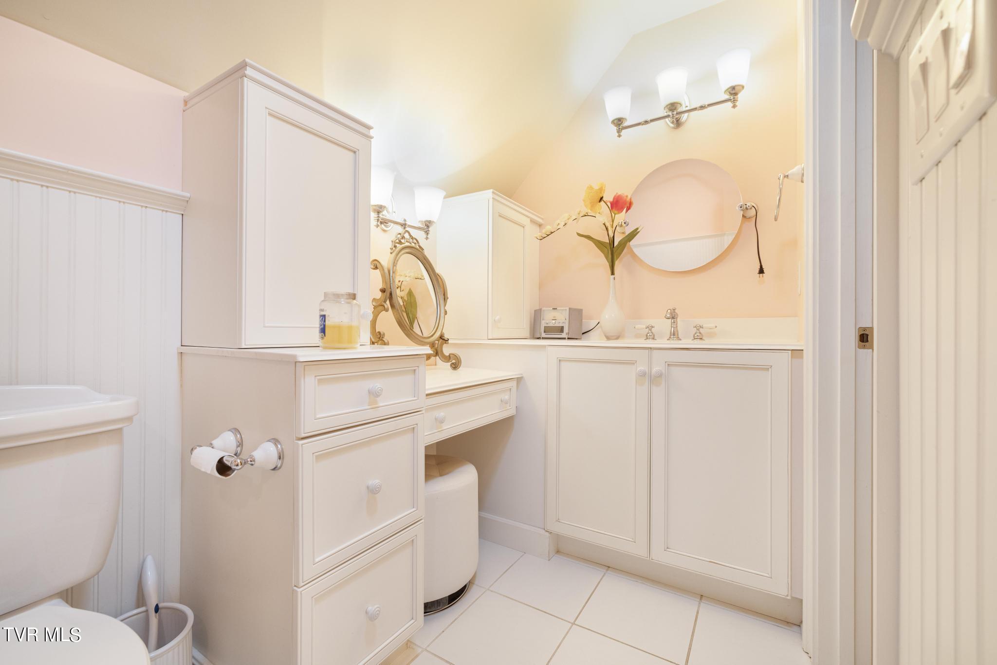 1031 Willows Trace Drive Johnson City, TN 37601 - Photo 37 of 83 Full bathroom attached to bedroom 2