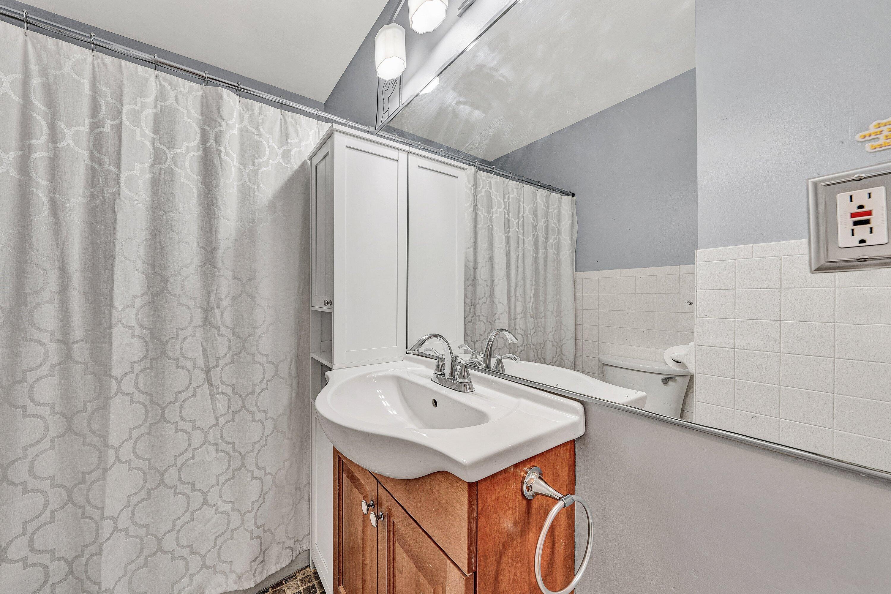 2423 Tillett Road Southwest Roanoke, VA 24015 - Photo 13 of 23 DSC00334